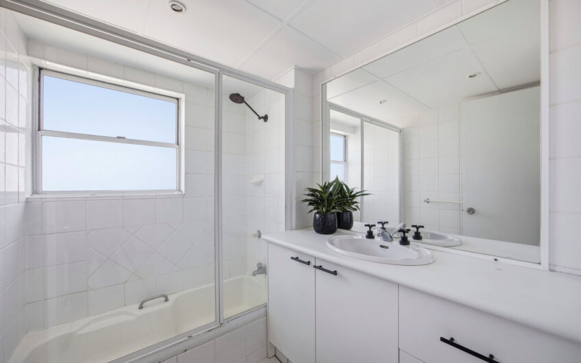 2 bedroom Apartment Fully Furnished with Stunning Ocean Views