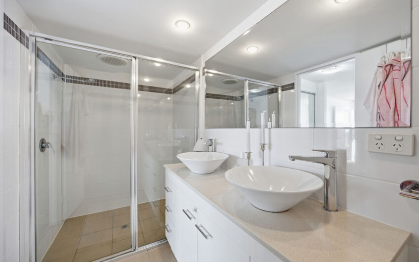Beach Front 2-Bedroom Apartment – Ocean Views – Surfers Paradise