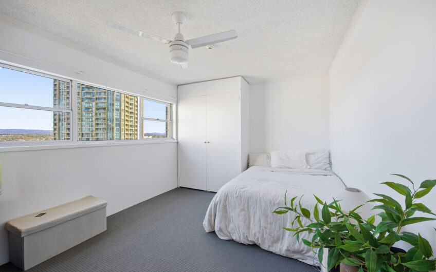 Beach Front 2-Bedroom Apartment – Ocean Views – Surfers Paradise