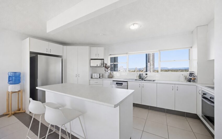 Beach Front 2-Bedroom Apartment – Ocean Views – Surfers Paradise